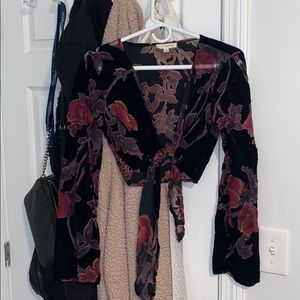 Pacsun tied long sleeve crop top